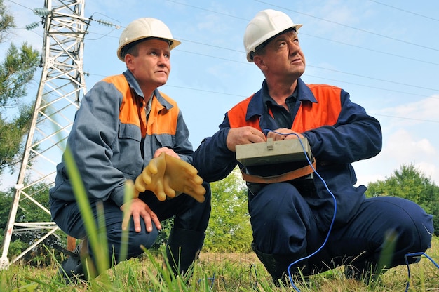 Elektrycy dostosowują obwód elektryczny i dokonuje pomiarów