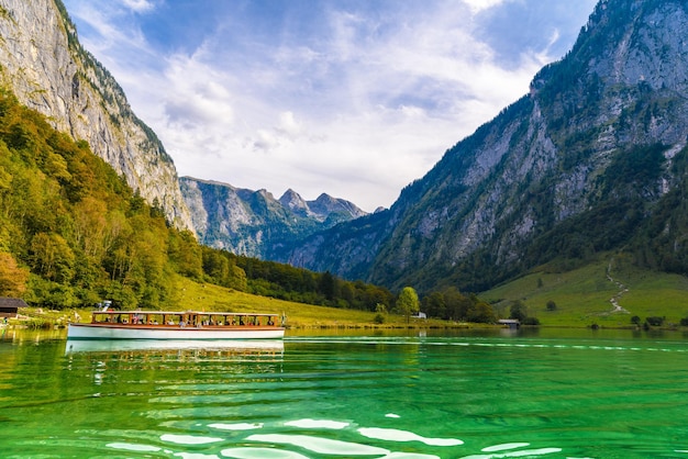 Elektryczna łódź w Koenigssee Konigsee Park Narodowy Berchtesgaden Bawaria Niemcy