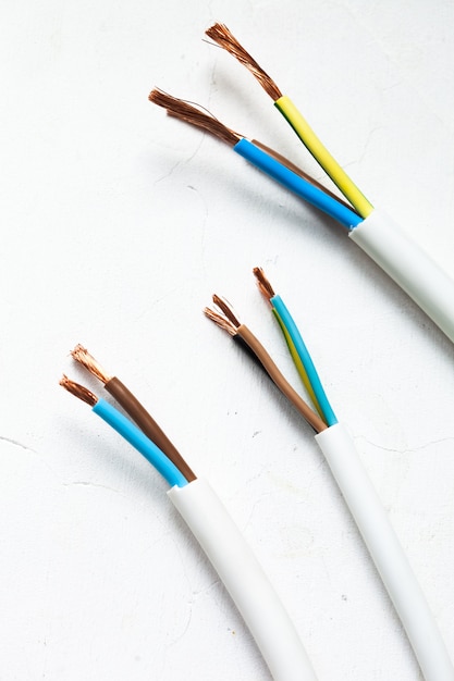 Elektryczny ekranowany kabel z wiele drutami odizolowywającymi na bielu