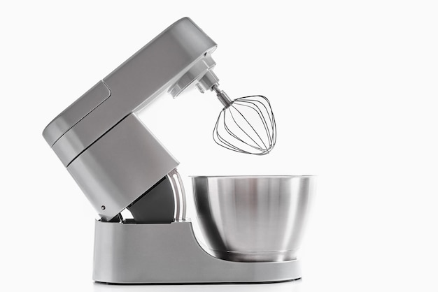 Elektryczny mikser kuchenny na białym tle Robot kuchenny zbliżenie