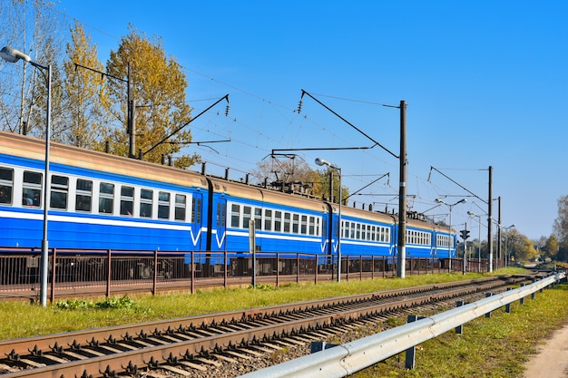 Elektryczny pociąg jedzie do stacji kolejowej dla pasażerów w Rosji.