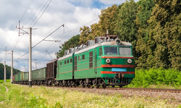 Elektryczny pociąg towarowy w obwodzie kijowskim na Ukrainie