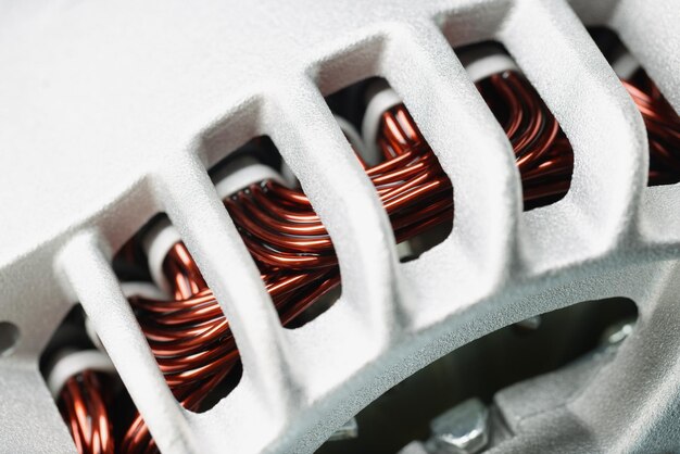 Elektryczny silnik indukcyjny cewki uzwojenia stojana silnika elektrycznego pod naprawą detalu twornika