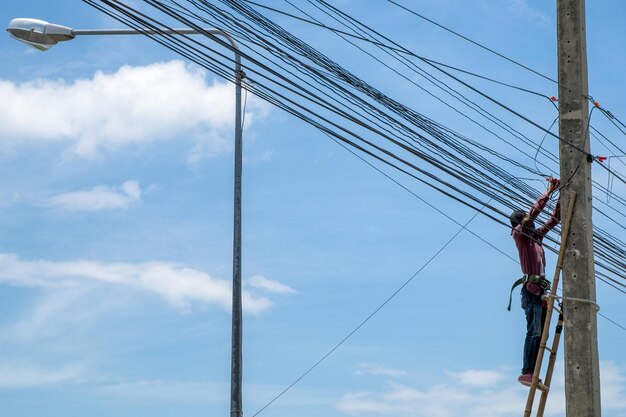 Elektryk naprawiający kabel zasilający