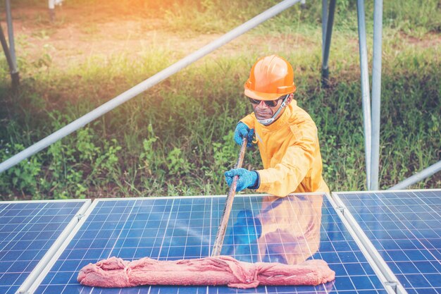 Elektryk Pracujący Przy Sprawdzaniu I Sprawdzaniu Urządzeń Z Listą Kontrolną W Branży Zewnętrznej