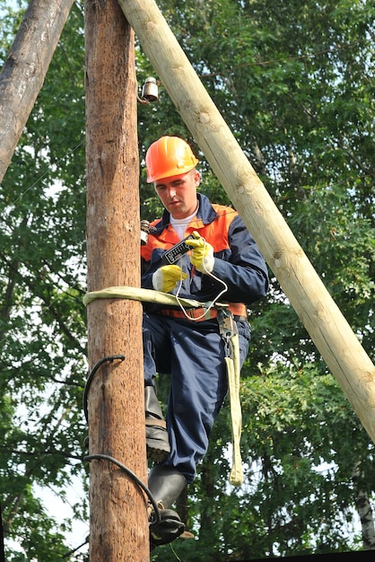 Elektryk sprawdza obecność napięcia na linii energetycznej