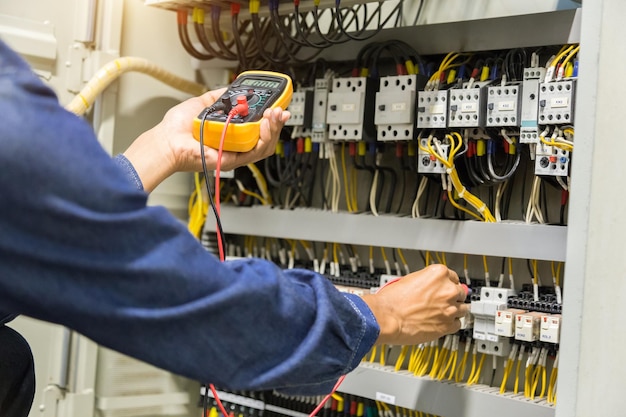 Elektryk sprawdzający skrzynkę bezpieczników