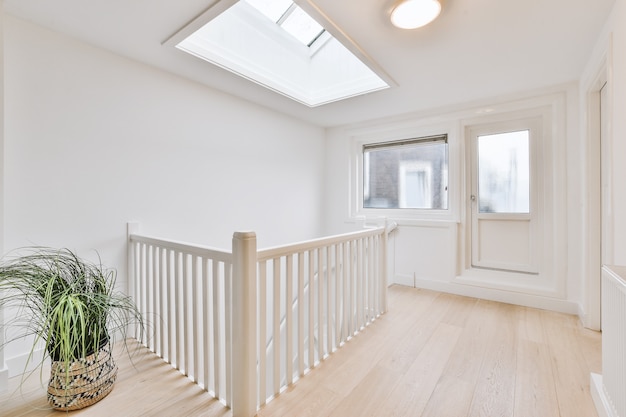 Zdjęcie element schodów z białymi ozdobnymi tralkami i drewnianymi balustradami w mieszkaniu w stylu vintage