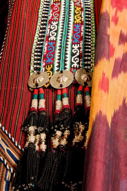 Elementy dekoracyjne i ozdoby na strojach narodowych Uzbekistanu