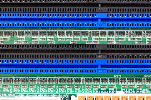 Elementy elektroniki gniazd na płycie głównej komputera PC.