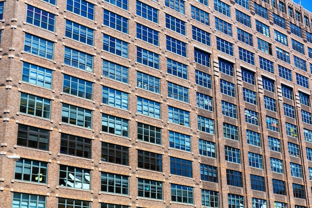 Elewacja budynku murowanego z drewnianymi oknami.