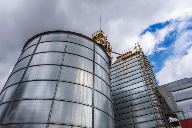 Elewator spichlerski Agro silos z linią do czyszczenia nasion na zakładzie przetwórstwa rolno-przetwórczego do przetwarzania, suszenia, czyszczenia i przechowywania produktów rolnych