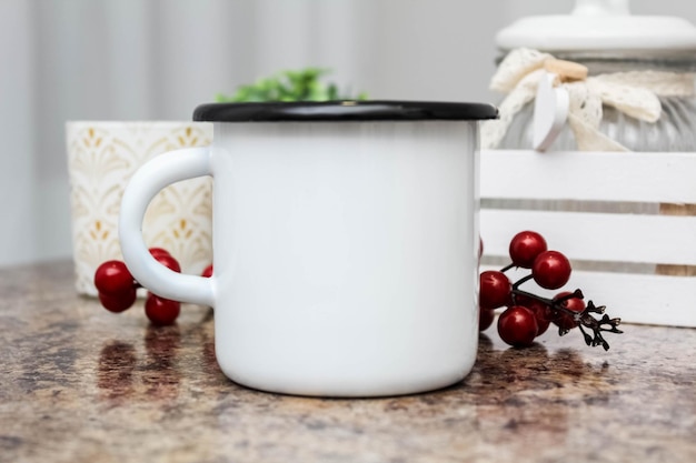 Zdjęcie emaliowany biały kubek do kawy i herbaty