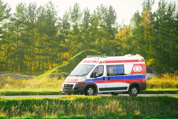 Emergency rescue samochód przekraczający prędkość w mieście