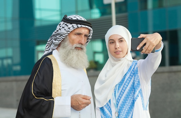 Emirati Para Robienia Zdjęć Lub Selfie