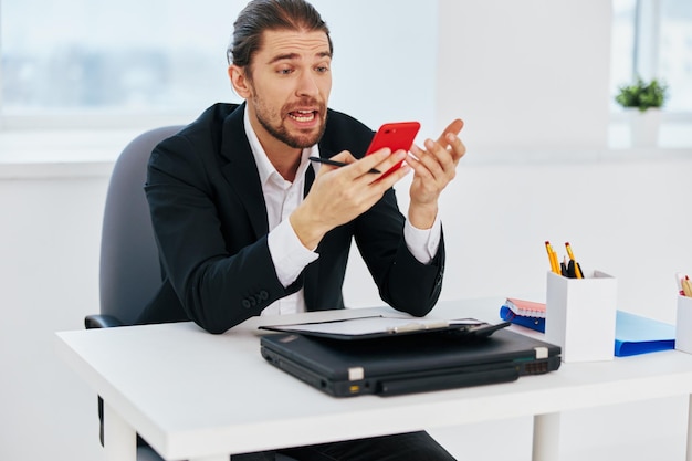 Emocje menedżera przed laptopem Technologia komunikacji Zdjęcie wysokiej jakości