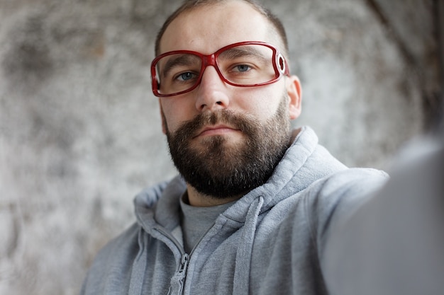 Emocje, zdrowie, ludzie, dentysta i koncepcja stylu życia - Model wydany mężczyzna w studio nosi czerwone okulary nerdy, śmiejąc się, różne sekwencje klipów.