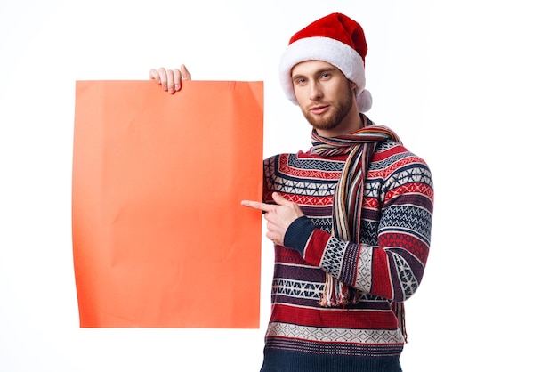 Emocjonalny mężczyzna w ubraniach noworocznych trzymający sztandarowe studio copyspace wakacje