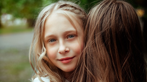 Emocjonalny portret dziecka z okazji urodzin