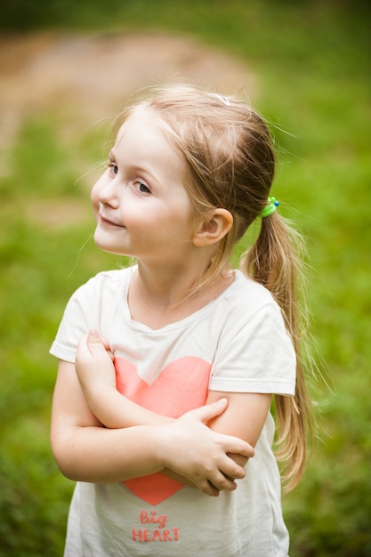 Emocjonalny Portret Dziewczynki Blondynka W Parku