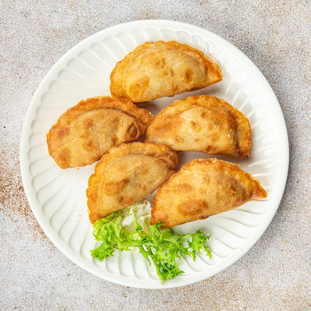 empanadas placki nadziewane mięso posiłek jedzenie przekąska na stole kopia przestrzeń jedzenie tło rustykalny widok z góry