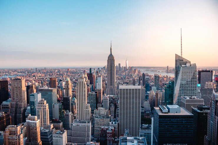 Zdjęcie empire state building na tle nieba podczas zachodu słońca w mieście