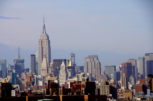 Empire State Building w środku krajobrazu miasta na tle nieba