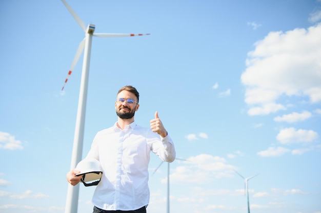 Energetyk pracuje z turbinami wiatrowymi