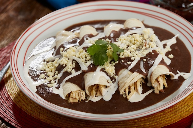 Zdjęcie enfrijoladas con pollo crema y queso comida tipica mexicana