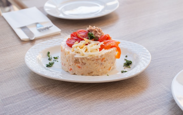 Ensaladilla Rusa Con Tomate Atun Pimiento Y Huevo Cocido