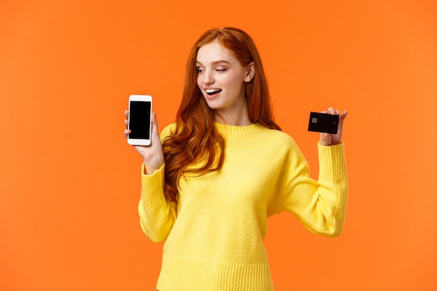 Entuzjastyczna, Całkiem Nowoczesna Ruda Kobieta Reklamująca Bankowość Mobilną, Robi Zakupy Online