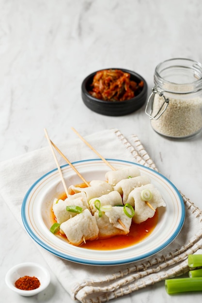 Eomukguk lub zupa Odeng Koreańska popularna street food z ciasta rybnego Eomuk i pikantnej pasty Gochujang
