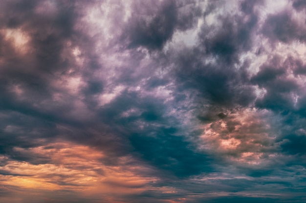 Epickie diabelskie ogniste chmury z szerokim panoramicznym ujęciem dymu i ognia