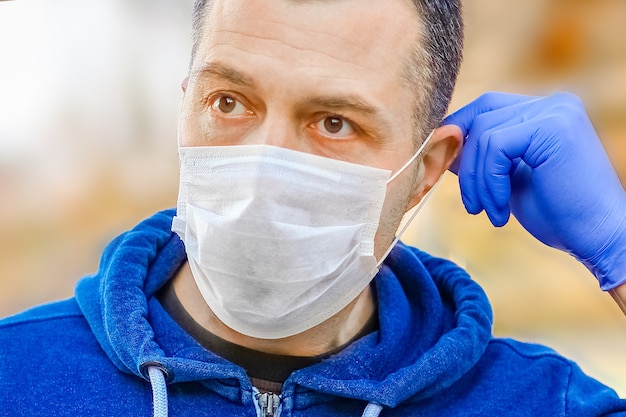 Zdjęcie epidemia koronawirusa koronawirusa. epidemiczny wirusowy zespół oddechowy. talerz w man's hands chiny