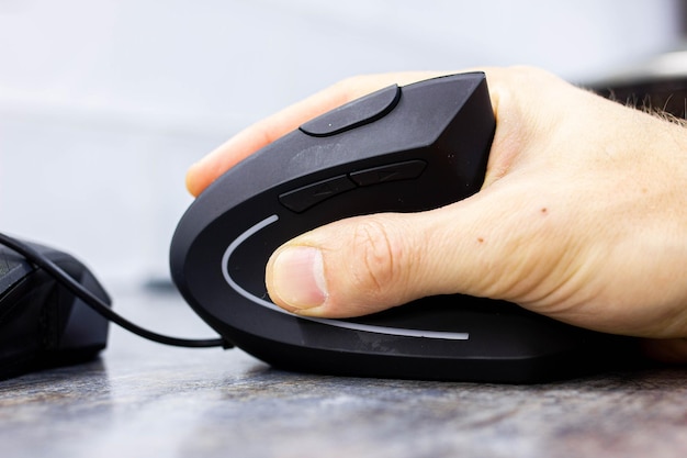 ergonomiczna pionowa mysz komputerowa dla pracowników komputerów