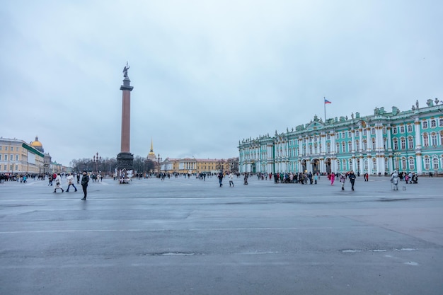 Ermitaż przy ul. petersburg otoczony jest dużym budynkiem z dużą kolumną.