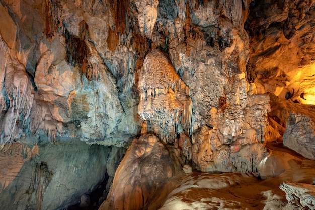 Zdjęcie erodowane formacje skalne w jaskini
