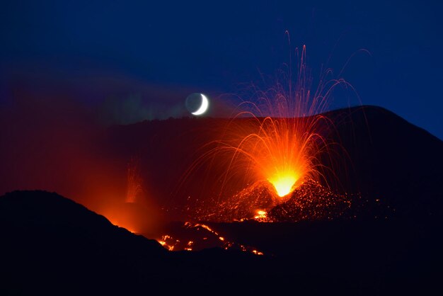 Zdjęcie erupcja etny 2014 z wybuchami na sycylii - włochy