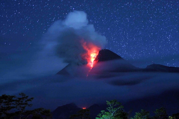 Zdjęcie erupcja góry merapi na jawie