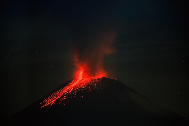 Erupcja krateru wulkanu Popocatepetl w Puebla w Meksyku