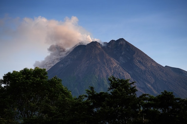 Erupcja wulkanu Mount Merapi na wyspie Jawa Yogyakarta w Indonezji