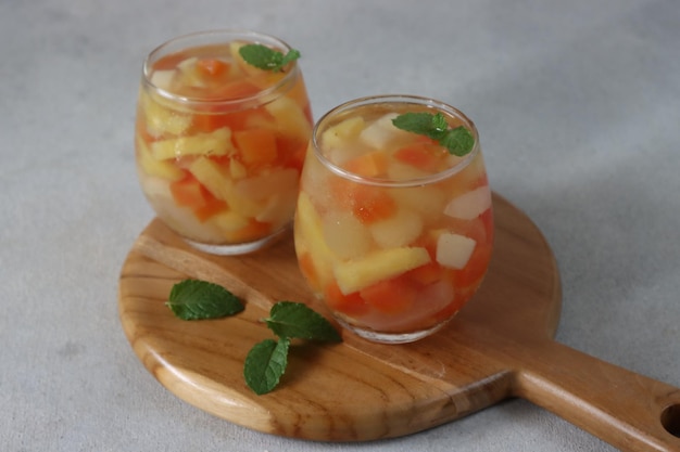 Es buah to tradycyjny koktajl w Indonezji Bardzo popularny podczas Ramadanu na przerwę w postie