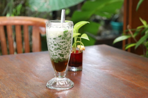 Es cendol nangka lub jackfruits to tradycyjny deser lodowy w Indonezji z mąki ryżowej