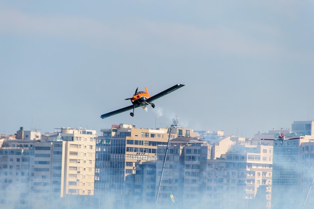 Eskadra Sky występująca w Copacabana w Rio de Janeiro w Brazylii