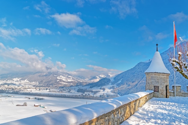 Esplanade przed zamkiem Gruyères w Szwajcarii w piękny zimowy dzień.