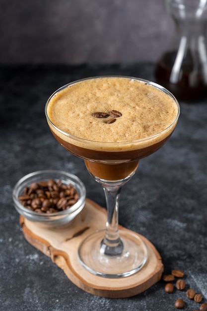 Espresso Martini cocktail drink Koktajl alkoholowy z pianką i kawą ziarnistą Napoje imprezowe