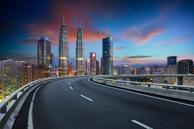 Estakada z piękną panoramą miasta Kuala Lumpur Scena zmierzchu