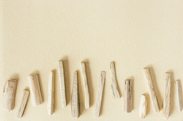 Estetyczny minimalistyczny wzór ze starych kawałków drewna na piasku piękna piaszczysta tekstura naturalne tło