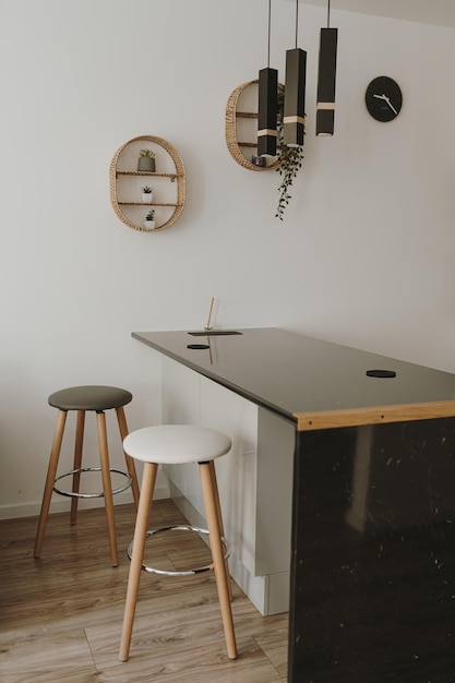 Estetyczny nowoczesny skandynawski projekt wnętrza domu Elegantna kuchnia salon z wygodnymi stołkami bar blacha białe dekoracje ścian