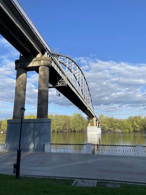 Estetyczny widok na most i rzekę z niebieskim niebem